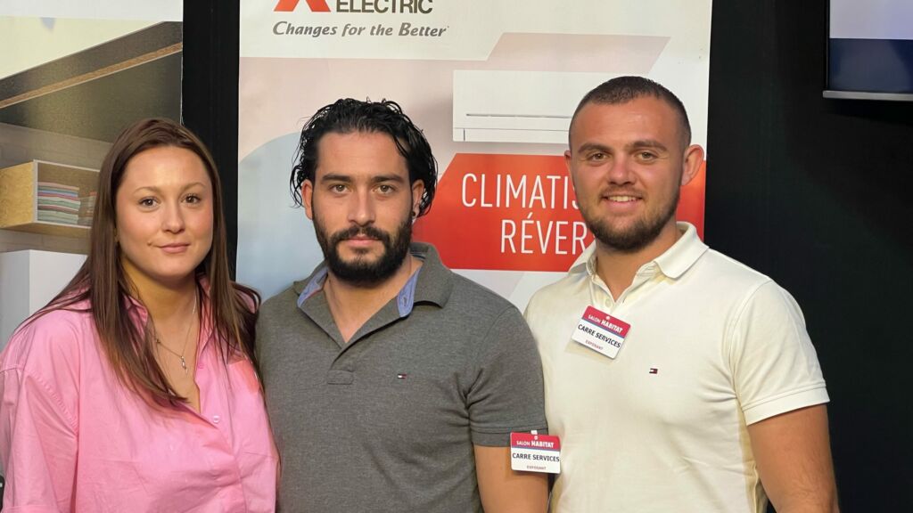 Trois membres de l'équipe Envergure Énergies sur un stand de salon
